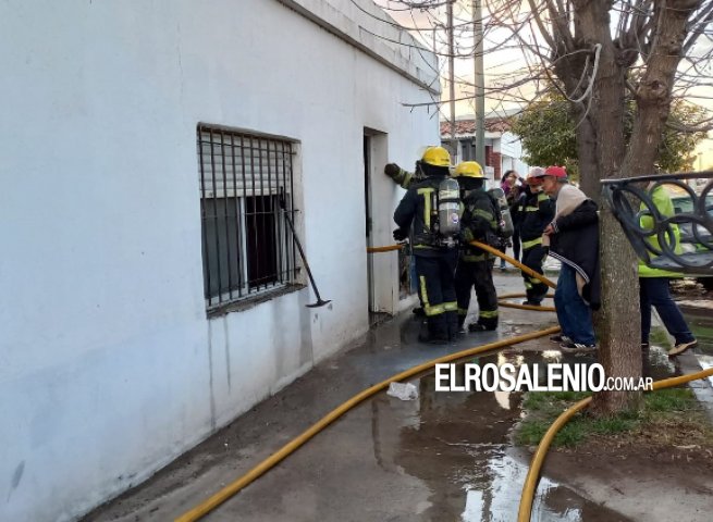 Un incendio de una casa convocó a los bomberos