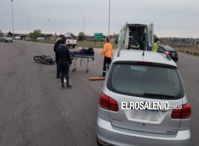 Un motociclista debió ser trasladado tras un choque en la rotonda del ingreso a Bahía 