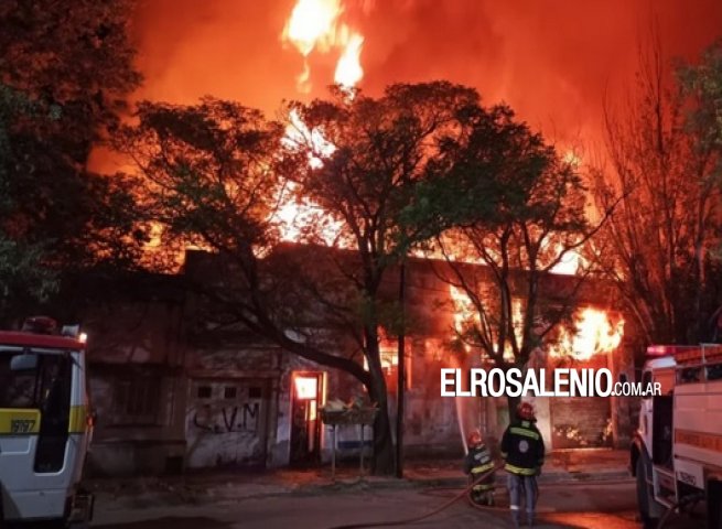 Un voraz incendio se desató en una carpintería de Bahía Blanca