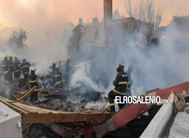 Un voraz incendio se desató en una carpintería de Bahía Blanca