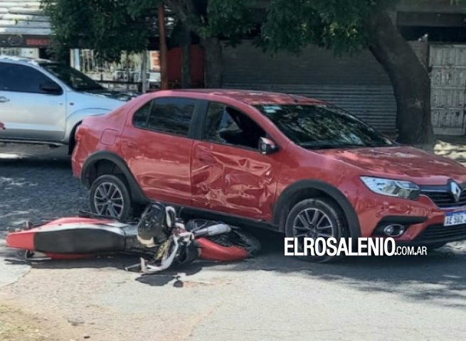 Un motociclista resultó herido al chocar con un auto