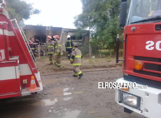 Una mujer fue hospitalizada tras incendiarse su casa