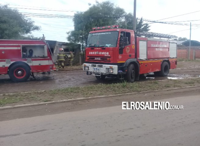 Una mujer fue hospitalizada tras incendiarse su casa