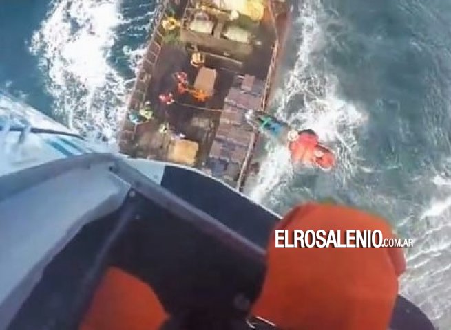 Tripulante de un barco pesquero debió ser rescatado por la Prefectura
