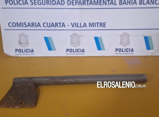 Amenazó con un hacha a un joven con el que había chocado