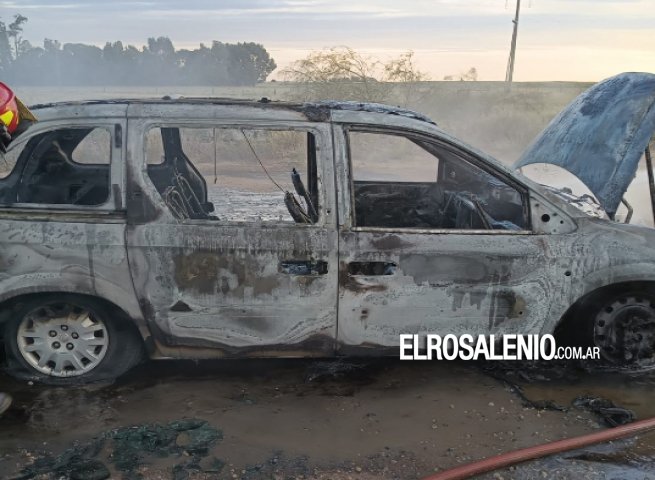 Un automóvil terminó destruido por el fuego
