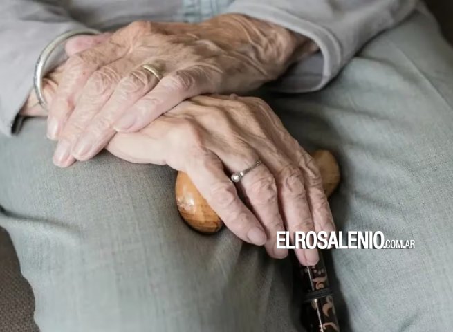 Roban alianza de oro a mujer de 91 años, en plena calle y con engaños