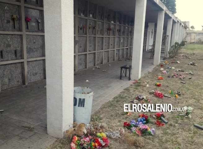 Otra vez roban floreros en el panteón del COM en el cementerio local