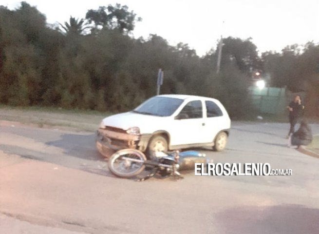 Chocaron un auto y una moto frente al ingreso a la Escuela Técnica