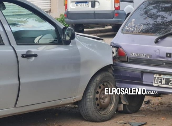 Perdió el control del remise y chocó un auto estacionado