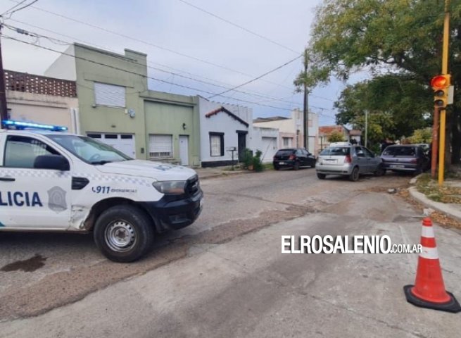 Perdió el control del remise y chocó un auto estacionado