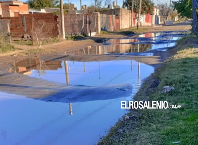 Reclamo vecinal por importante pérdida de agua que ABSA no repara