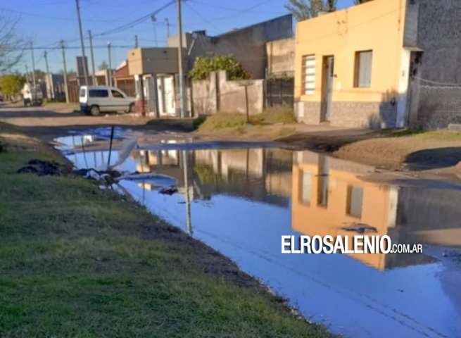 Reclamo vecinal por importante pérdida de agua que ABSA no repara