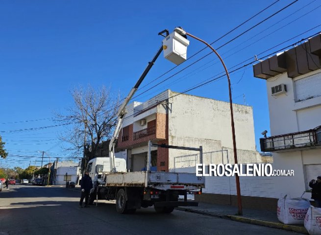 El Municipio inició la colocación de luminarias LED en calle Mitre