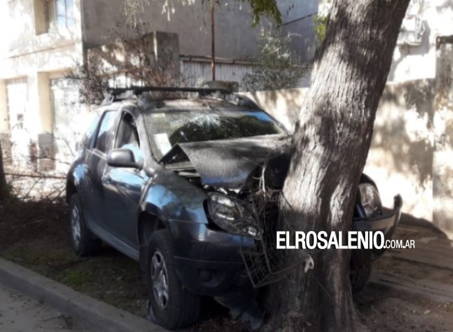 Otro siniestro vial terminó con un auto transitando por la vereda