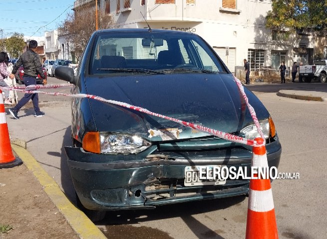 Otro siniestro vial terminó con un auto transitando por la vereda