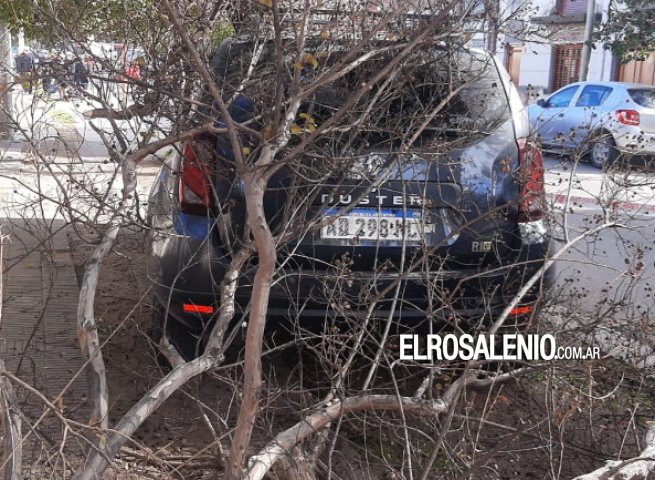 Otro siniestro vial terminó con un auto transitando por la vereda