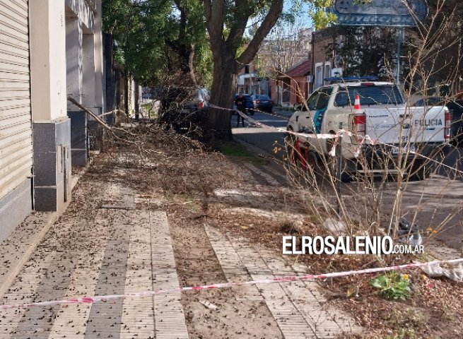 Otro siniestro vial terminó con un auto transitando por la vereda