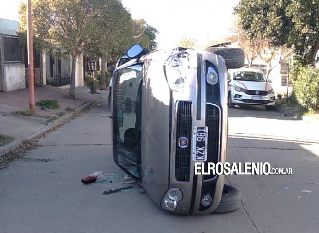 Debieron asistir a un hombre luego de volcar con su auto