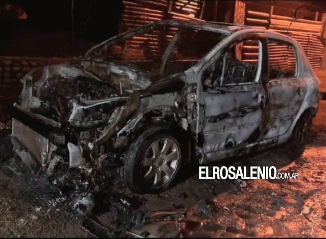 Incendio con destrucción total en un auto que habían dejado estacionado