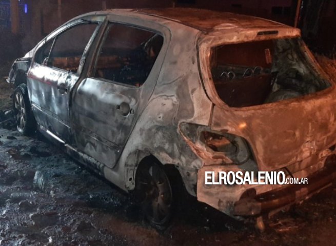 Incendio con destrucción total en un auto que habían dejado estacionado