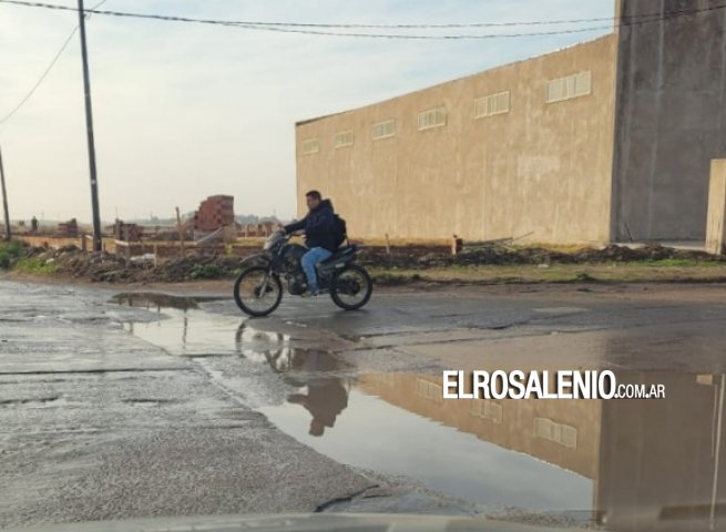 Otra vez la esquina de Paso y Río Dulce inundada por una pérdida de agua