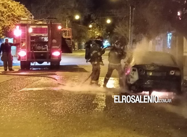 Madrugada con incendios intencionales en contenedores y un automóvil