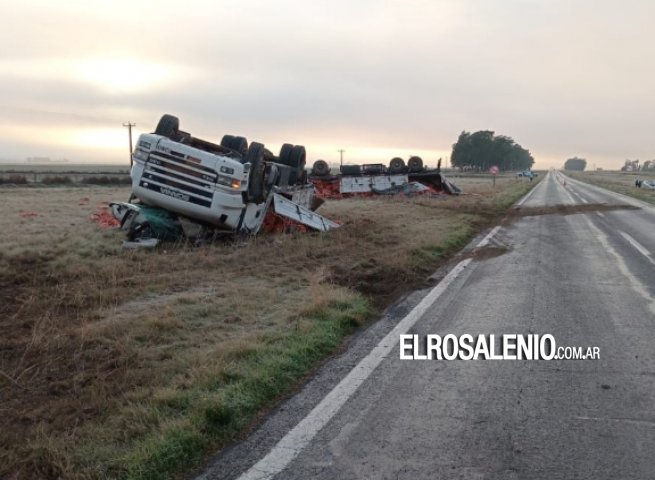 Un camión que transportaba cebollas se despistó y volcó cerca del Puente Naranja