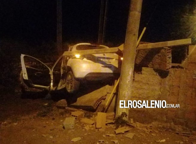 Un auto chocó contra un poste y un paredón en el ingreso a Villa Arias