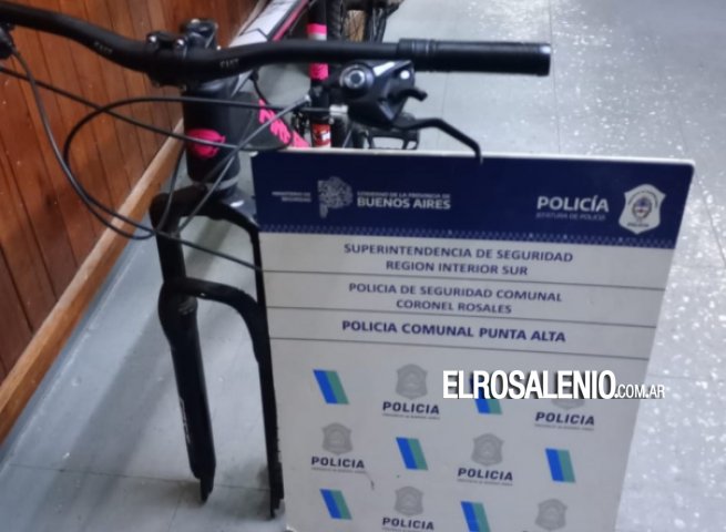 Estaba atada a un bicicletero, dejaron la rueda y se llevaron la bicicleta.