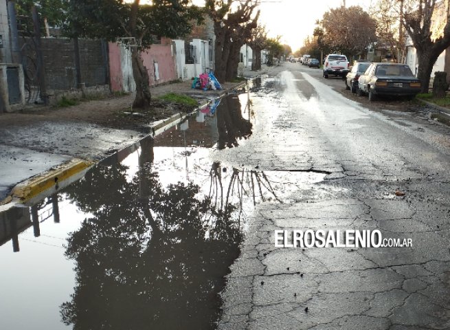 Se multiplican los reclamos por pérdidas de agua, con sectores intransitables