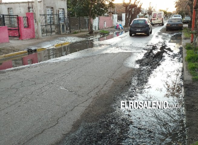 Se multiplican los reclamos por pérdidas de agua, con sectores intransitables