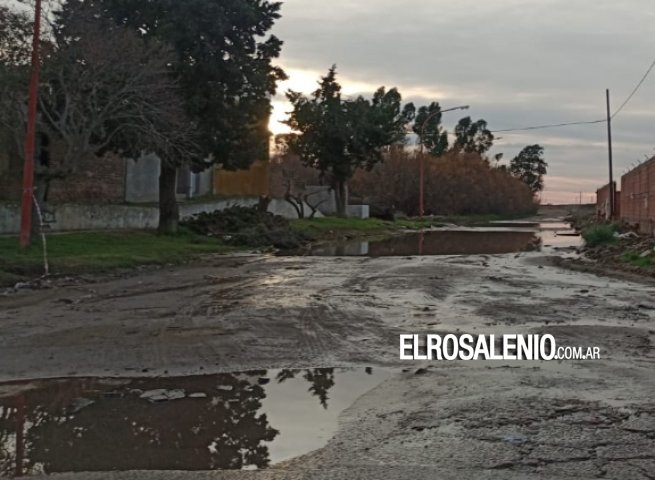 Se multiplican los reclamos por pérdidas de agua, con sectores intransitables