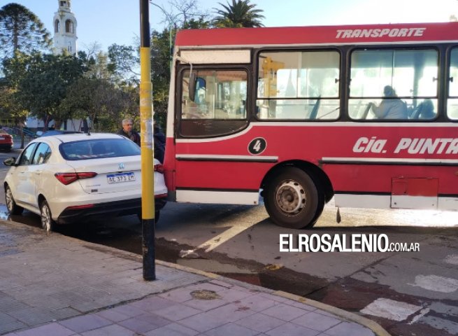 Colectivo resbaló por la escarcha y chocó un auto estacionado frente a la plaza Belgrano