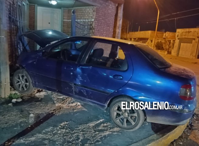 Chocaron dos autos y uno dañó el frente de una casa