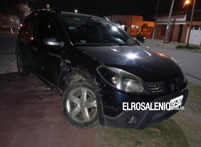 Chocaron dos autos y uno dañó el frente de una casa