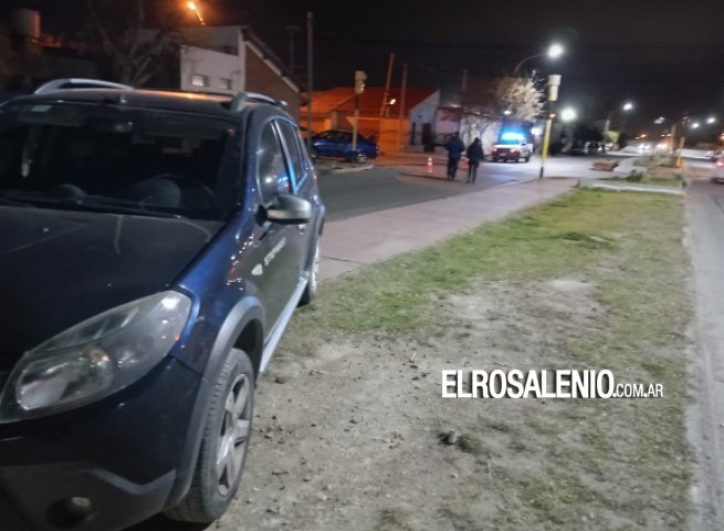 Chocaron dos autos y uno dañó el frente de una casa