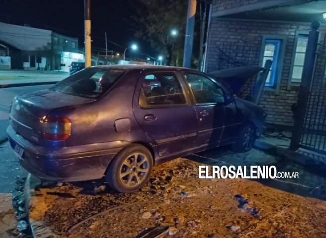 Chocaron dos autos y uno dañó el frente de una casa