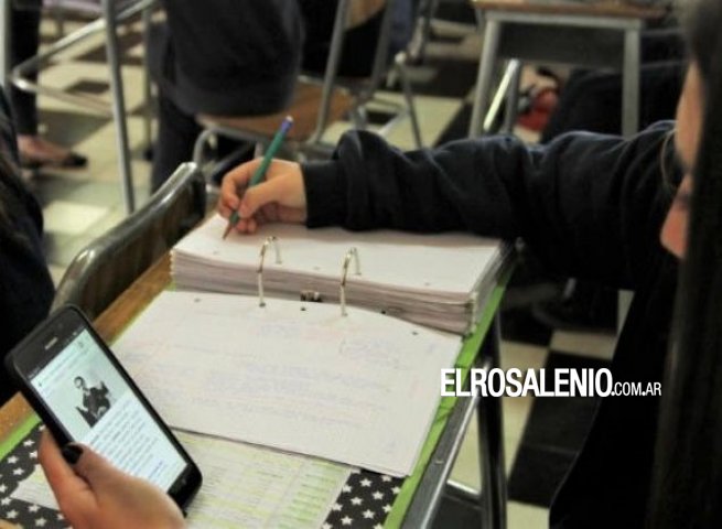  Buscan restringir en la Provincia el uso de celulares en las escuelas