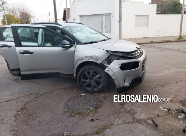 Chocaron en 12 de octubre y España, y uno de los autos embistió la persiana de un comercio