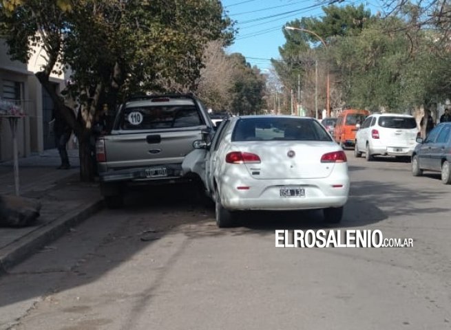 Se descompensó y chocó una camioneta estacionada 