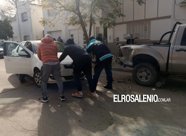 Se descompensó y chocó una camioneta estacionada 