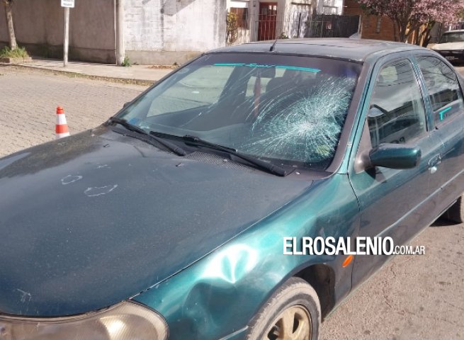 Una motociclista fue hospitalizada tras chocar contra un auto en Ciudad Atlántida