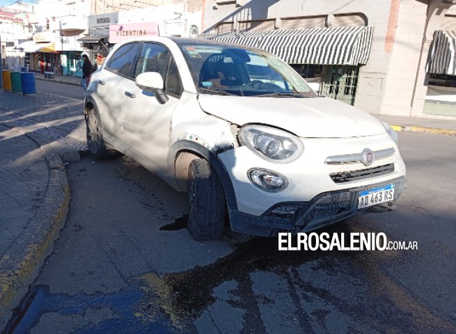 Choque en pleno centro en esquina con semáforos intermitentes