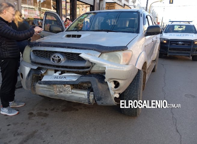 Choque en pleno centro en esquina con semáforos intermitentes