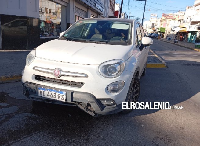 Choque en pleno centro en esquina con semáforos intermitentes