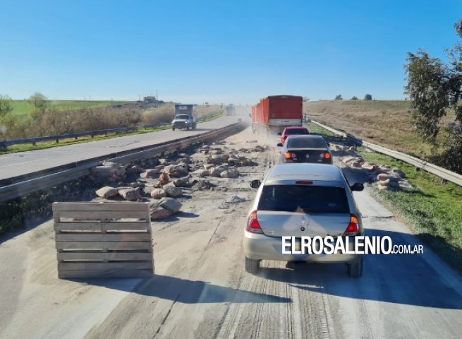 Volcó un camión con bolsas de cemento en la autovía de Ruta 3