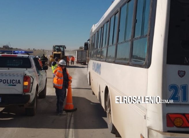 Volcó un camión con bolsas de cemento en la autovía de Ruta 3