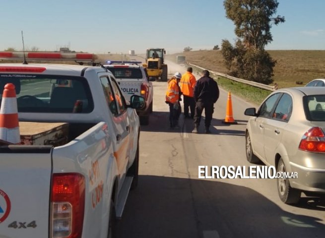 Volcó un camión con bolsas de cemento en la autovía de Ruta 3