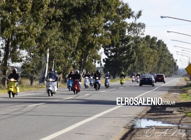 Invasión de Vespas en Punta Alta: más de 50 motos recorrieron las calles de la ciudad